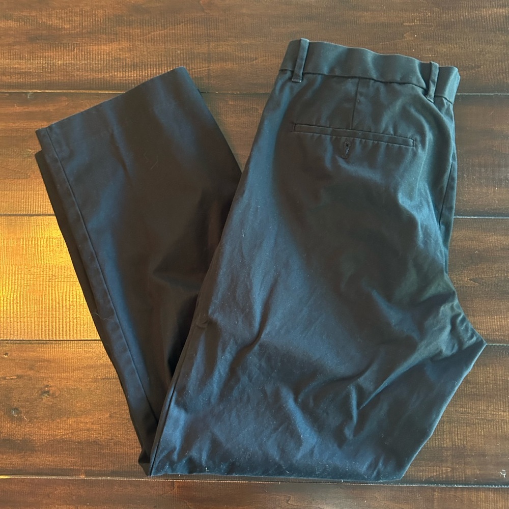 Men’s relaxed fit Gap khakis